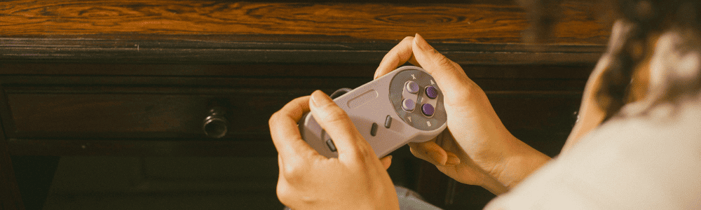 ¿Quiénes somos? PC-Linker 1 Imágen control persona jugando videojuegos